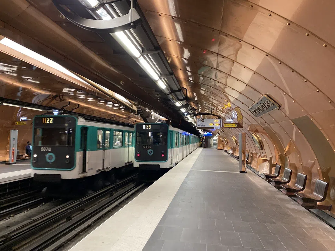 Arts et Métiers — la banchina di rame Nautilus (Metro linea 11), Parigi