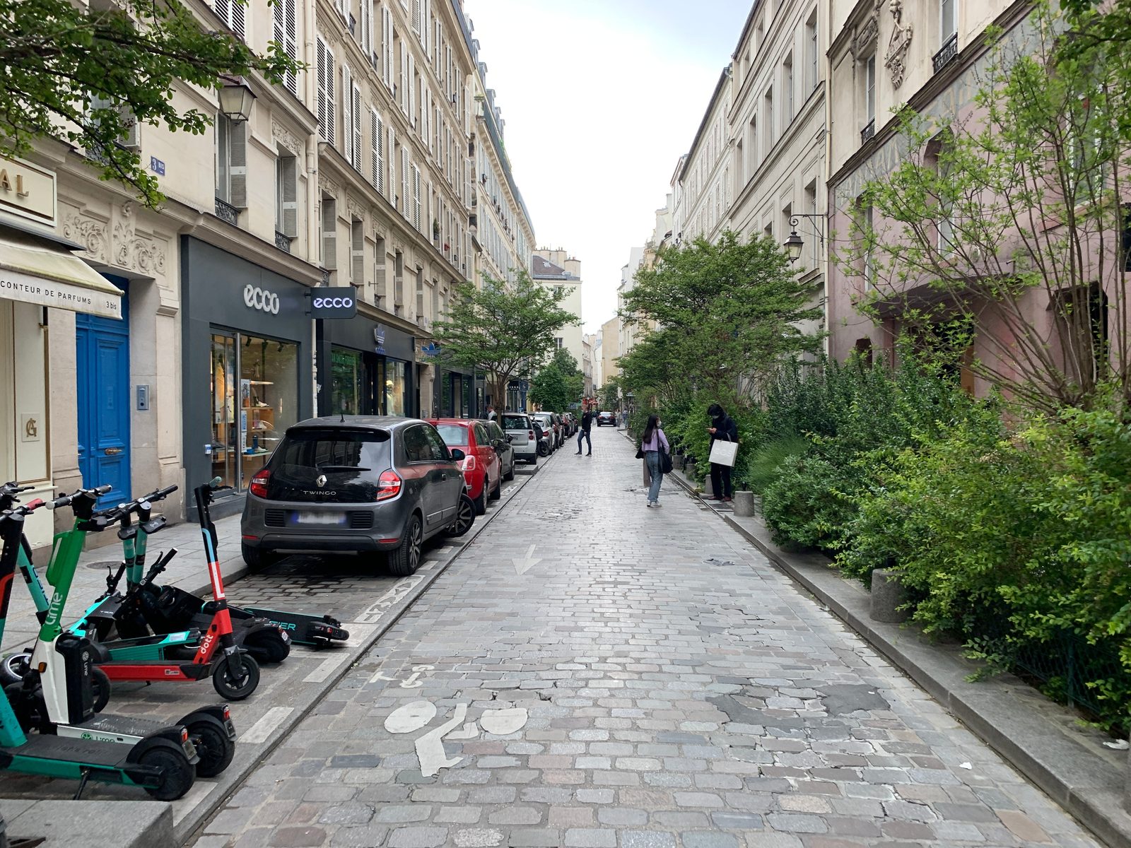 rue des Rosiers narrow lane in Le Marais
