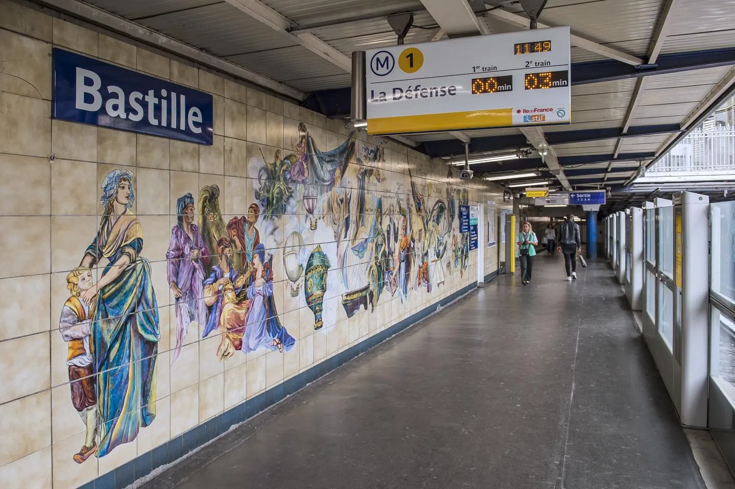 Bastille — Entrée Guimard et vestiges de la forteresse (lignes 1, 5, 8 du métro), Paris